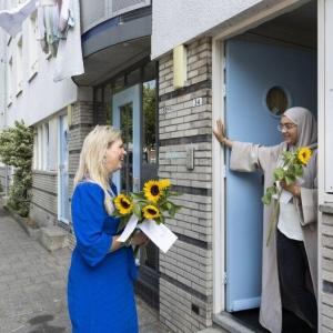 Bewoner doet de deur open